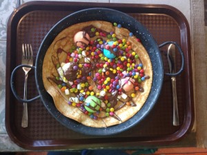 Pancake “Kackfidel & Poppenlustig“ with marshmallows, melted chocolate, and chocolate beans