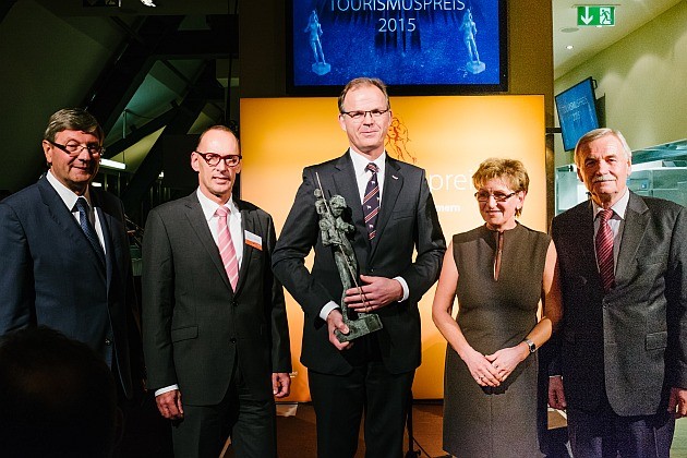 Geschäftsführer Nicolaus Stadeler (Mitte) nimmt den Tourismuspreis 2015 entgegen – Foto: Timo Roth